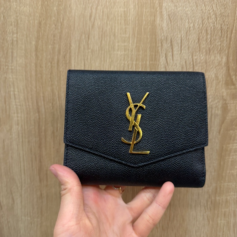 YSL 黑粒面牛皮金釦Uptown6卡短夾-0