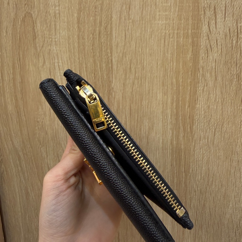 YSL 黑粒面牛皮金釦Uptown6卡短夾-4