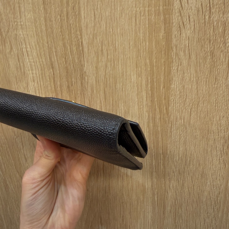 YSL 黑粒面牛皮金釦Uptown6卡短夾-9