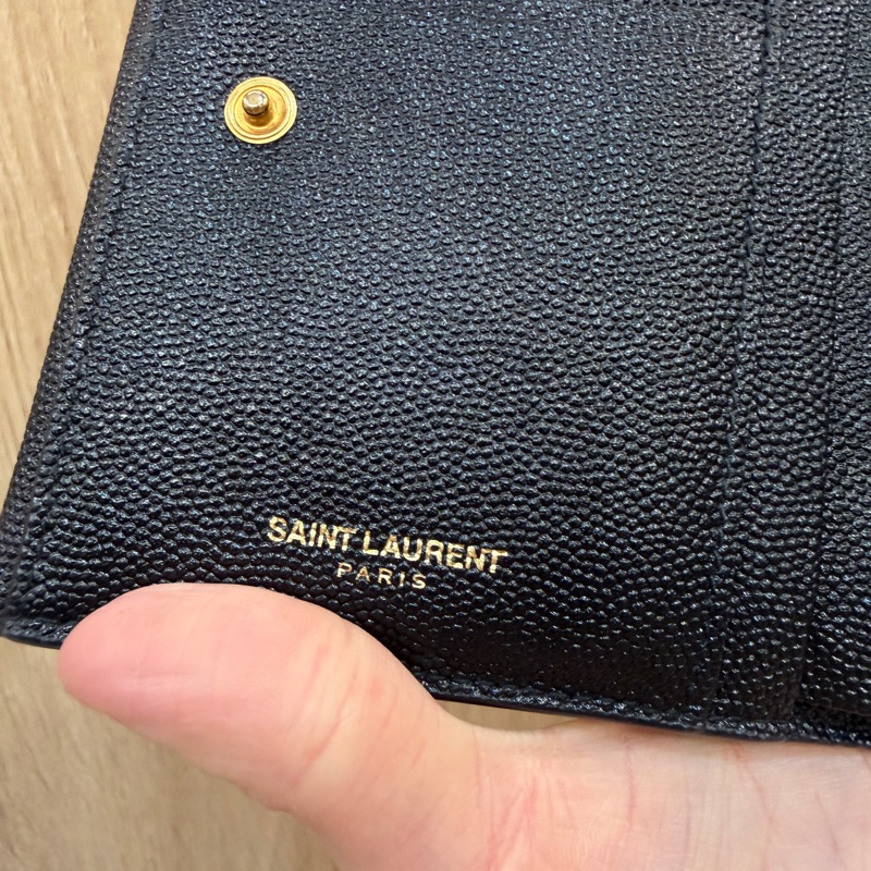 YSL 黑粒面牛皮金釦Uptown6卡短夾-12