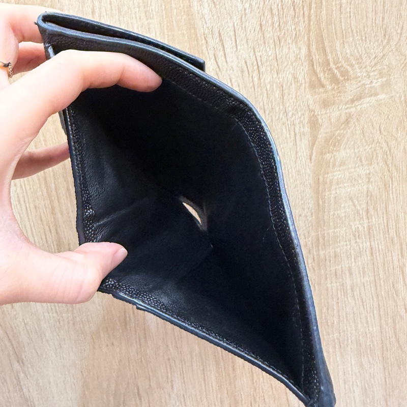 YSL 黑粒面牛皮金釦Uptown6卡短夾-13