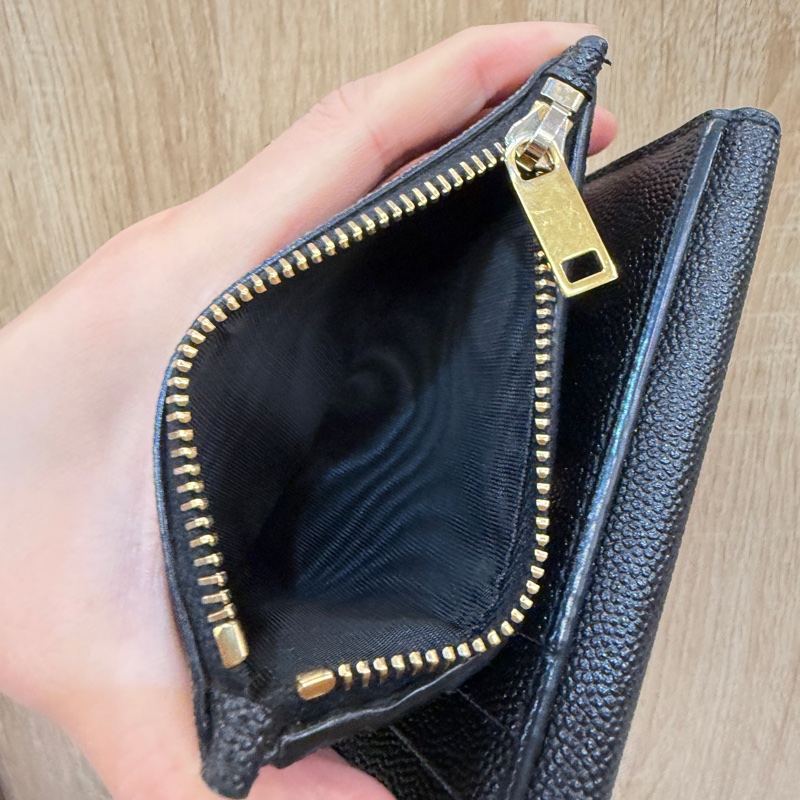 YSL 黑粒面牛皮金釦Uptown6卡短夾-14