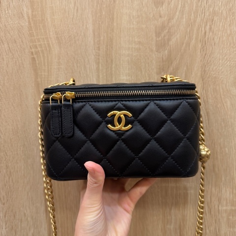 Chanel 黑羊皮霧金釦山茶花調節化妝盒AP3301