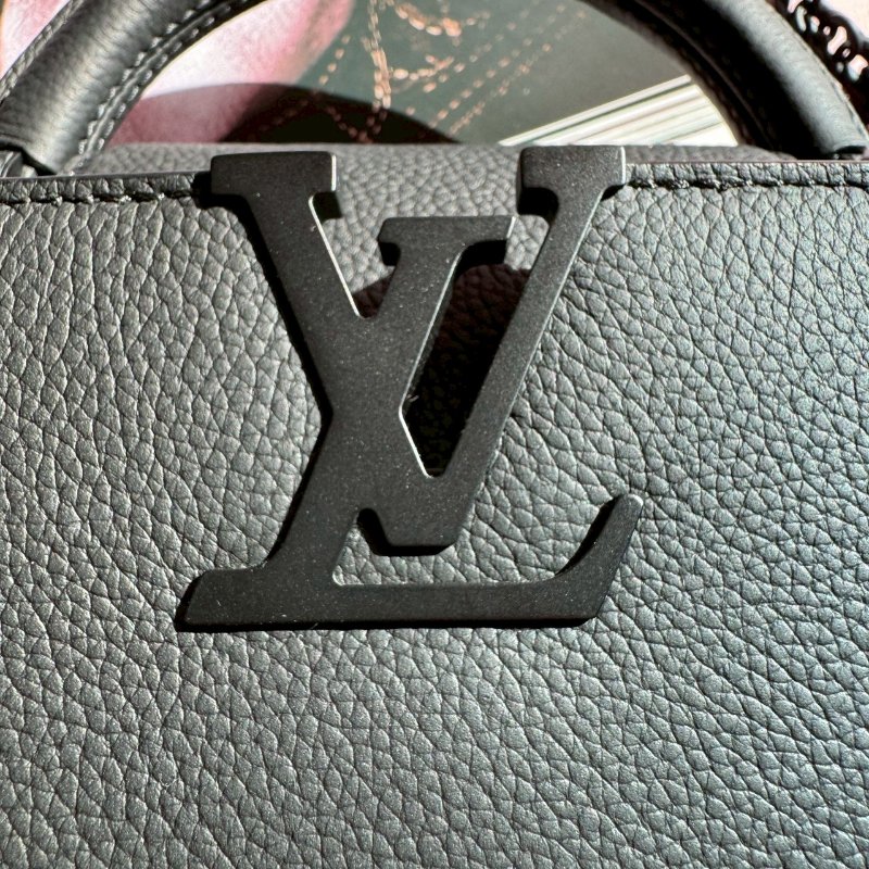 ❤️98成新 LV的高級款 烏墨黑Mini Capucines 手提斜背包-1