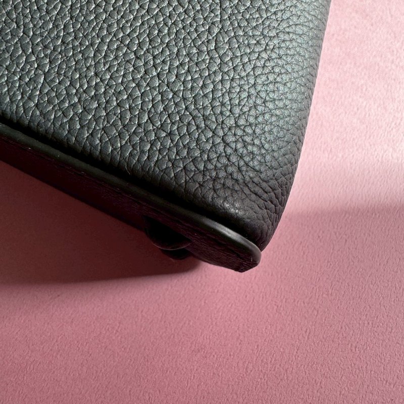 ❤️98成新 LV的高級款 烏墨黑Mini Capucines 手提斜背包-2