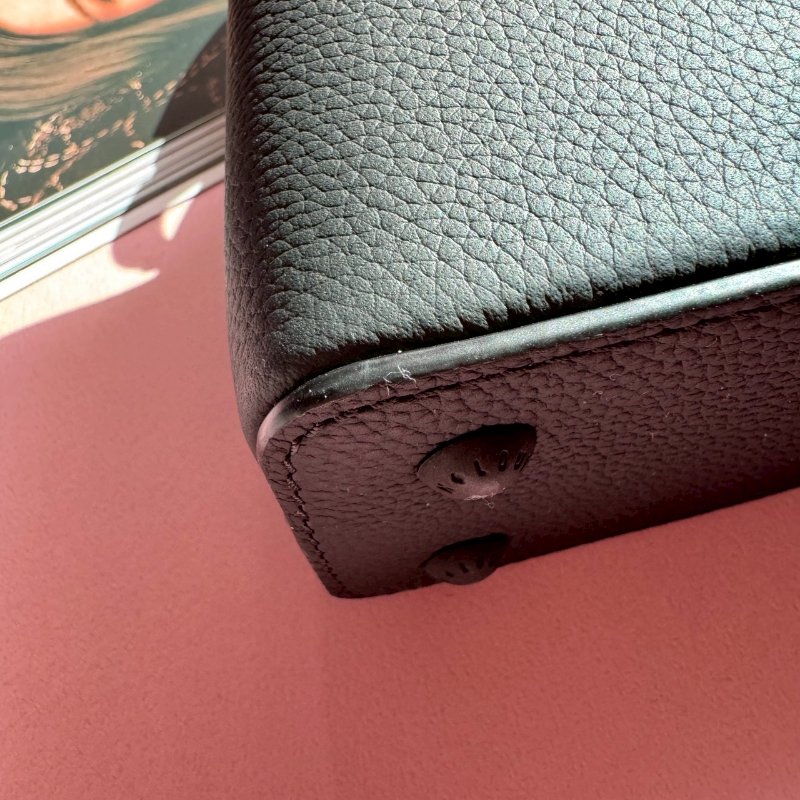 ❤️98成新 LV的高級款 烏墨黑Mini Capucines 手提斜背包-3