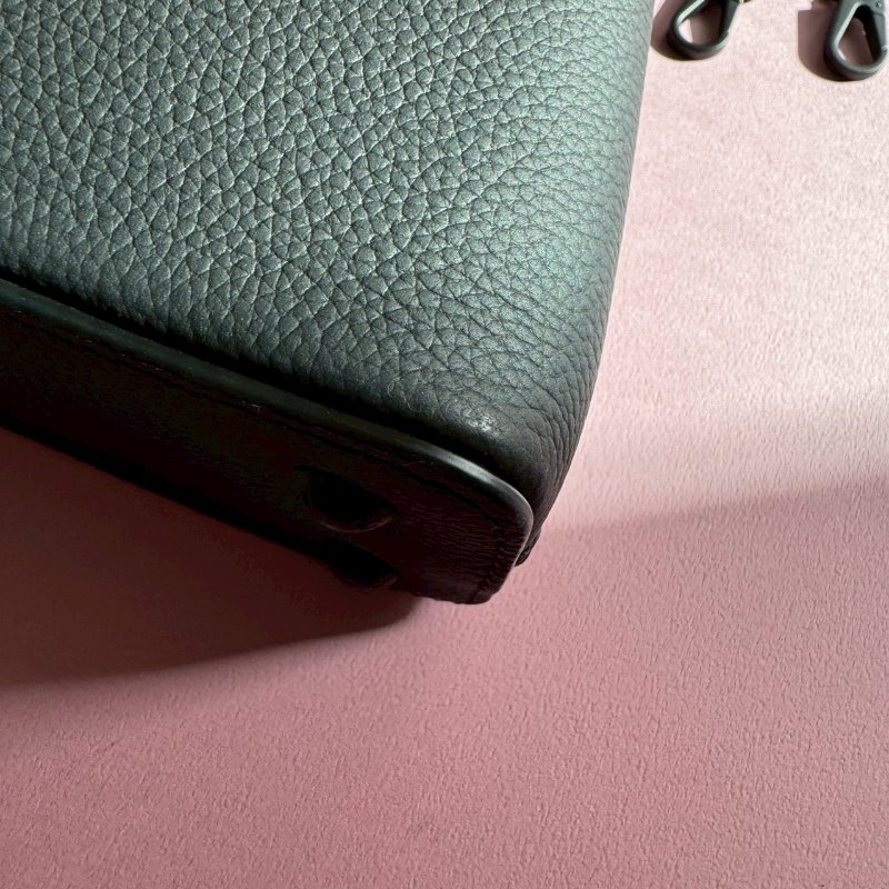 ❤️98成新 LV的高級款 烏墨黑Mini Capucines 手提斜背包-4