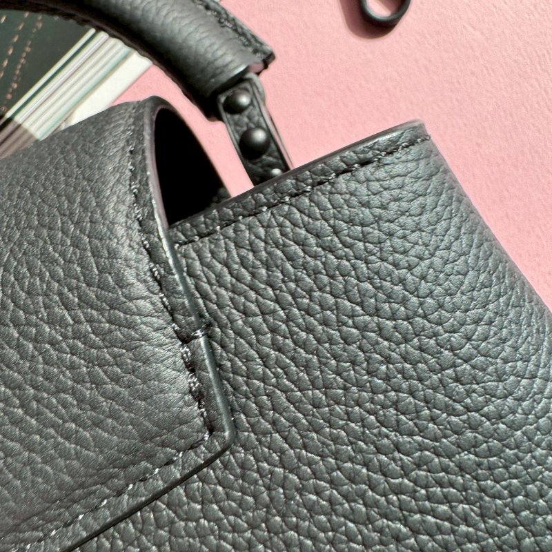 ❤️98成新 LV的高級款 烏墨黑Mini Capucines 手提斜背包-5