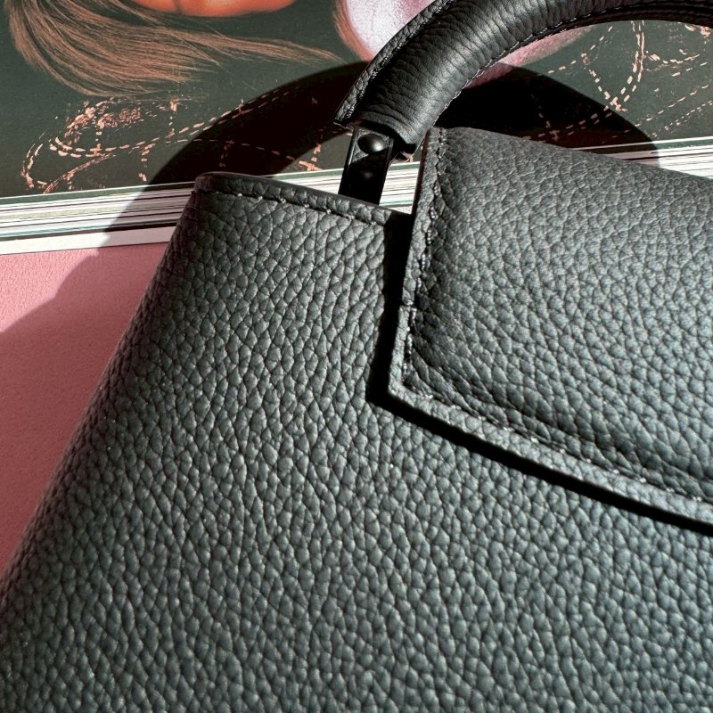 ❤️98成新 LV的高級款 烏墨黑Mini Capucines 手提斜背包-6