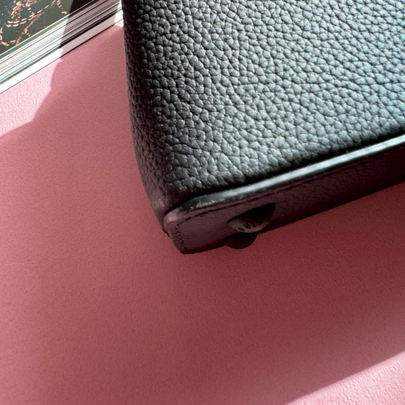 ❤️98成新 LV的高級款 烏墨黑Mini Capucines 手提斜背包-7