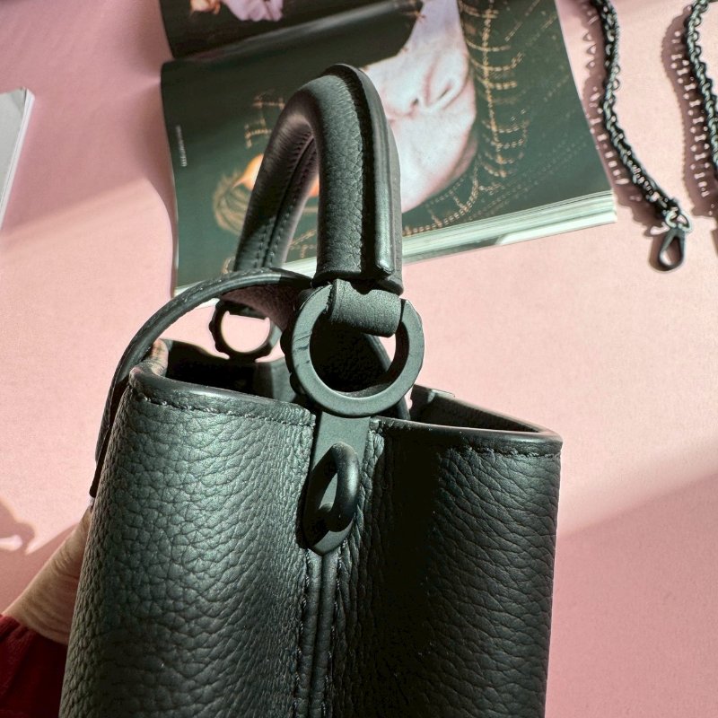 ❤️98成新 LV的高級款 烏墨黑Mini Capucines 手提斜背包-9