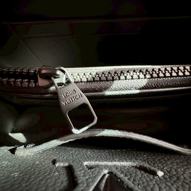 ❤️98成新 LV的高級款 烏墨黑Mini Capucines 手提斜背包-11