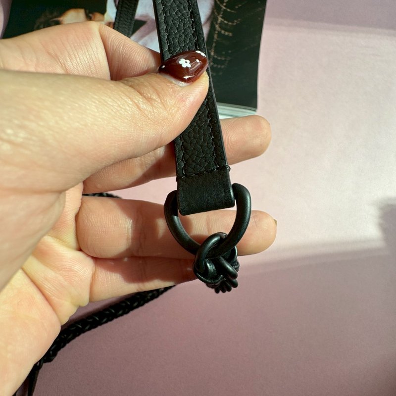 ❤️98成新 LV的高級款 烏墨黑Mini Capucines 手提斜背包-17