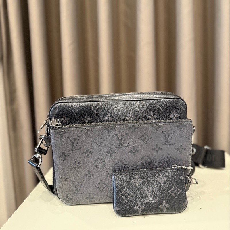 Louis Vuitton Trio 字花帆布三合一斜背郵差包(M69443-黑灰)-0