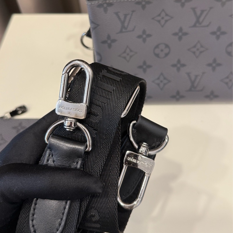 Louis Vuitton Trio 字花帆布三合一斜背郵差包(M69443-黑灰)-3
