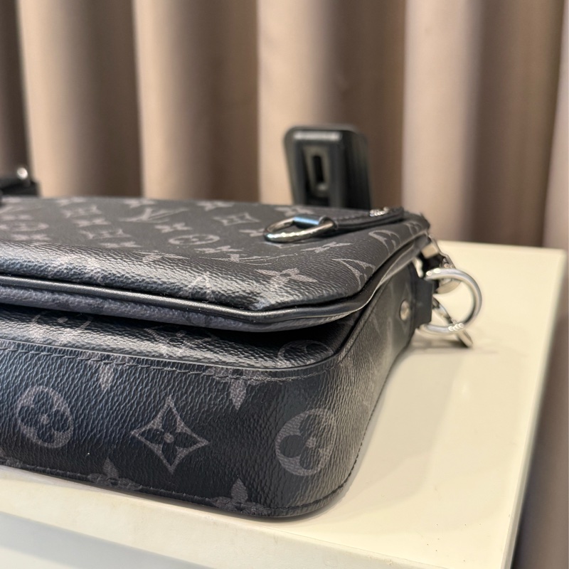 Louis Vuitton Trio 字花帆布三合一斜背郵差包(M69443-黑灰)-7