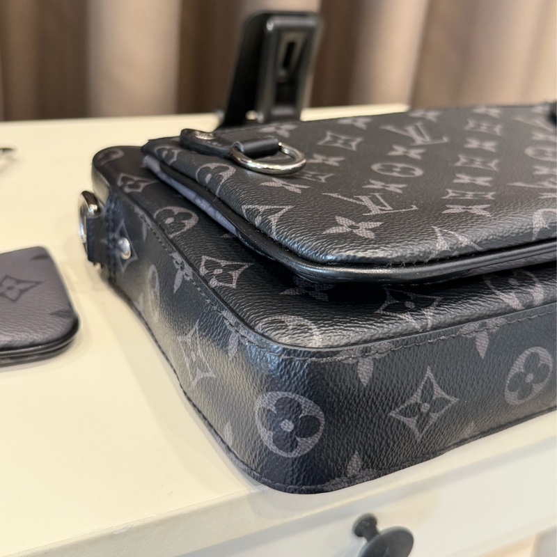 Louis Vuitton Trio 字花帆布三合一斜背郵差包(M69443-黑灰)-8