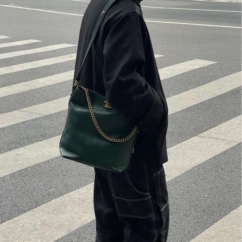 CHANEL hobo bag徽章🔖嬉皮水桶包鏈條背🌳松林綠/墨綠-2
