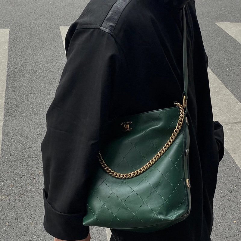 CHANEL hobo bag徽章🔖嬉皮水桶包鏈條背🌳松林綠/墨綠-3