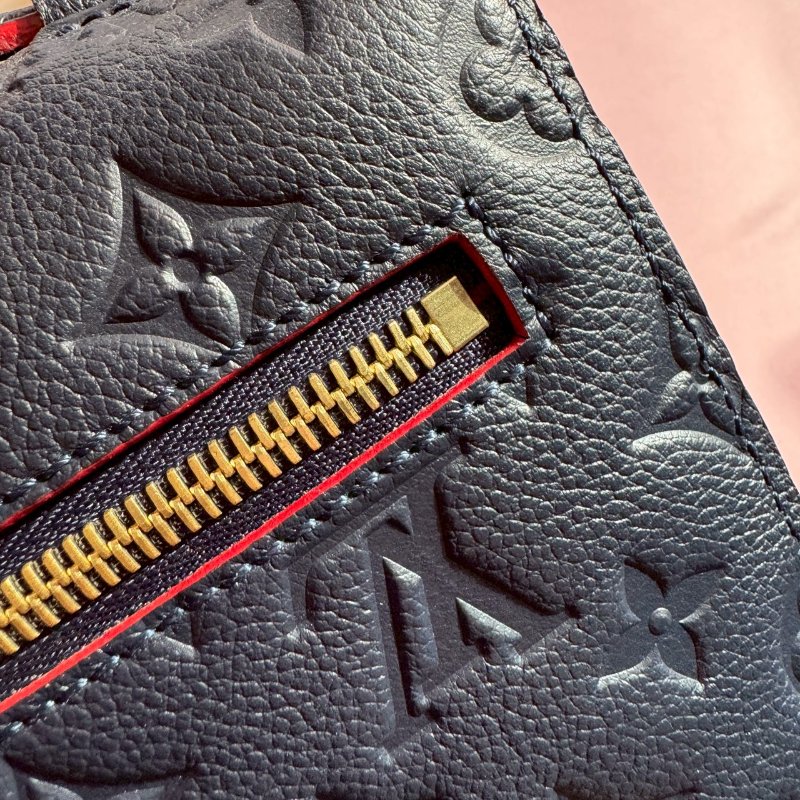 🎉96成新 LV 深藍色壓紋老花郵差包-6