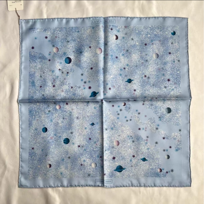 【全新 ✨ 全網最甜價!】Hermes 淡蓝色絲巾 Full Set有盒(下單前先詢問庫存❗️)-0