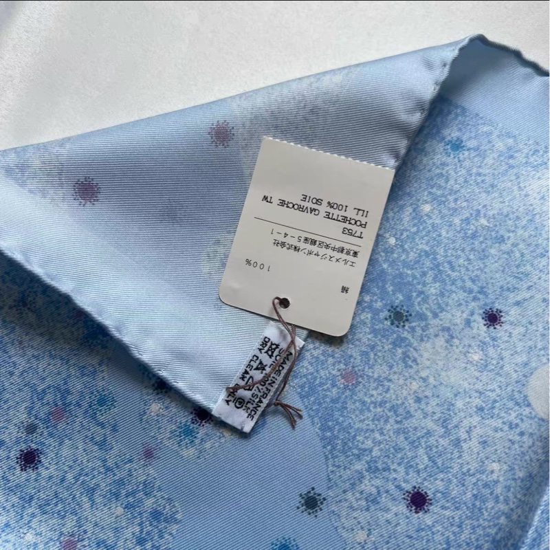 【全新 ✨ 全網最甜價!】Hermes 淡蓝色絲巾 Full Set有盒(下單前先詢問庫存❗️)-1