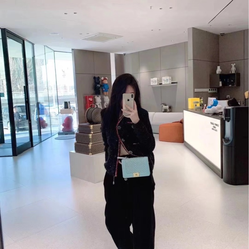 【99新 ✨ 全網最低價!】Chanel Leboy 部分原膜在 Tiffany藍 馬卡龍色中號️-3