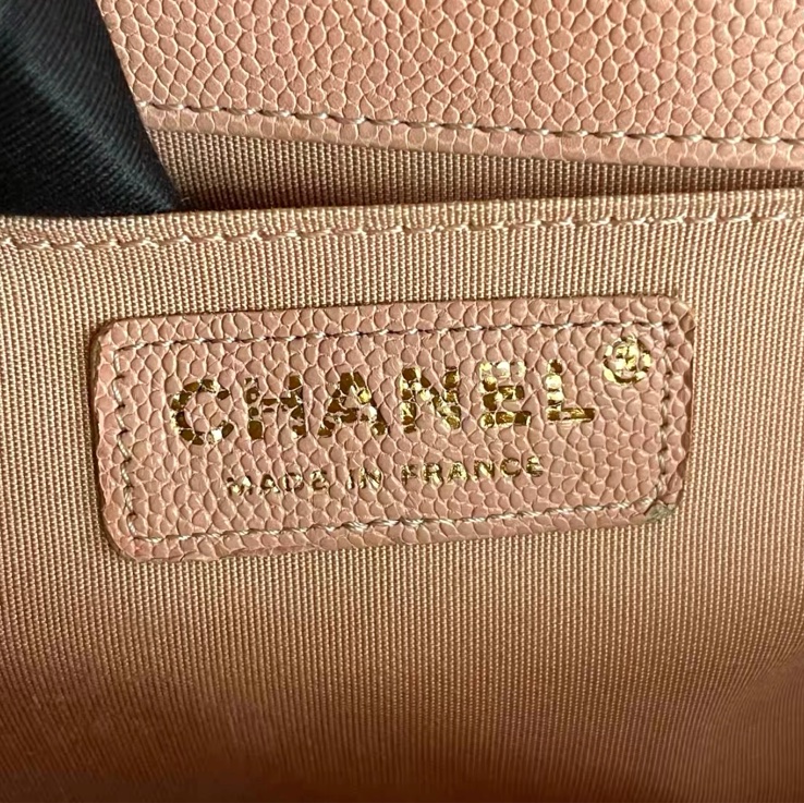 【96新 ✨ 全網最低價!】❤Chanel Leboy 荔枝皮 淡粉色金扣 中號️-10