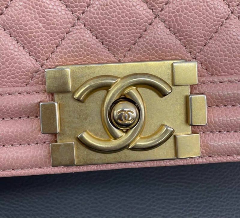 【96新 ✨ 全網最低價!】❤Chanel Leboy 荔枝皮 淡粉色金扣 中號️-11