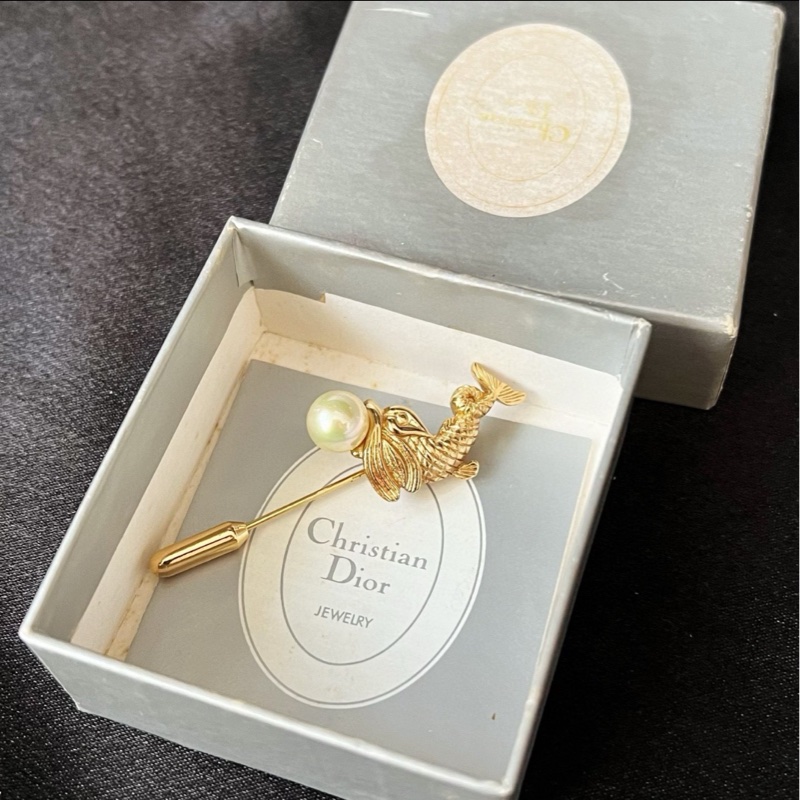 【全新✨ 全網最低價！】Dior 金色 珍珠胸針 （下單前先詢問庫存❗️）-1