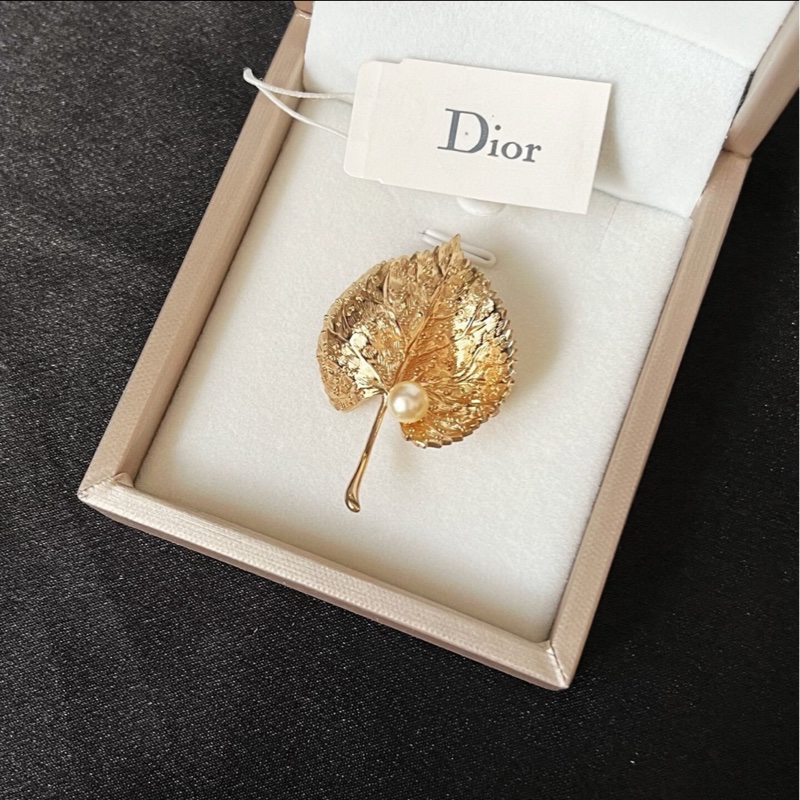 【全新✨ 全網最低價！】Dior 金色 銀杏葉 珍珠胸針 特別款 （下單前先詢問庫存❗️）-0