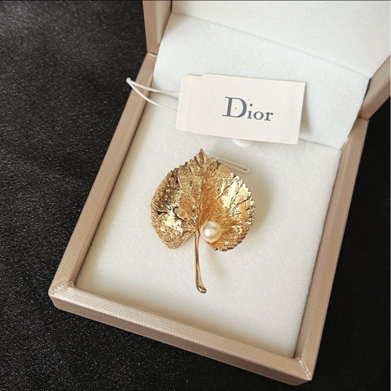 【全新✨ 全網最低價！】Dior 金色 銀杏葉 珍珠胸針 特別款 （下單前先詢問庫存❗️）-1