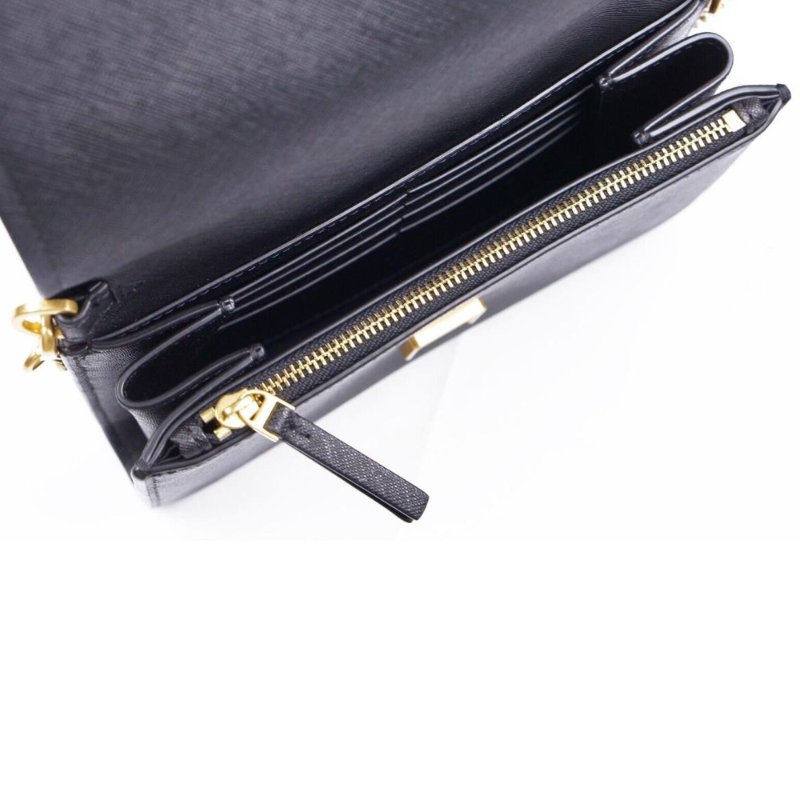 【TORY BURCH】十字紋防刮皮革掀蓋按釦斜背包-黑-3