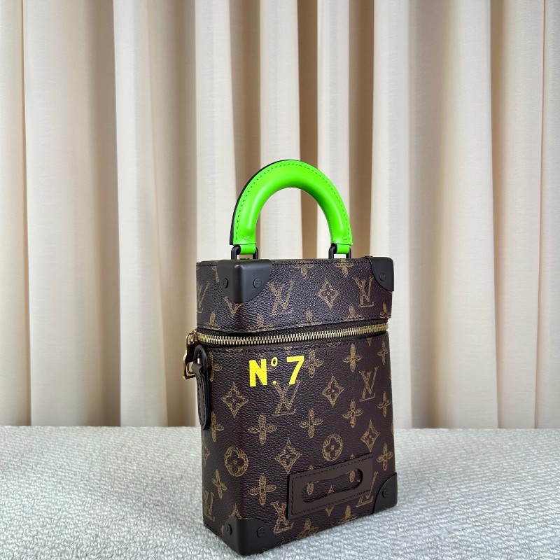 路易威登LV秀款盒子包soft trunk新款限量 有肩帶 可斜挎可單肩可手提 老花獨特設計加上綠色手柄 男女通用 芯片款-2