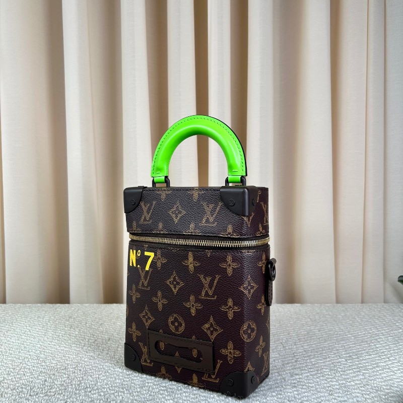 路易威登LV秀款盒子包soft trunk新款限量 有肩帶 可斜挎可單肩可手提 老花獨特設計加上綠色手柄 男女通用 芯片款-3