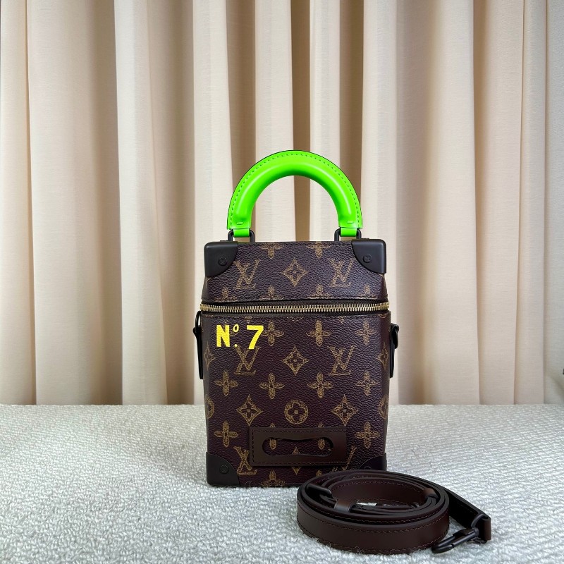 路易威登LV秀款盒子包soft trunk新款限量 有肩帶 可斜挎可單肩可手提 老花獨特設計加上綠色手柄 男女通用 芯片款-5