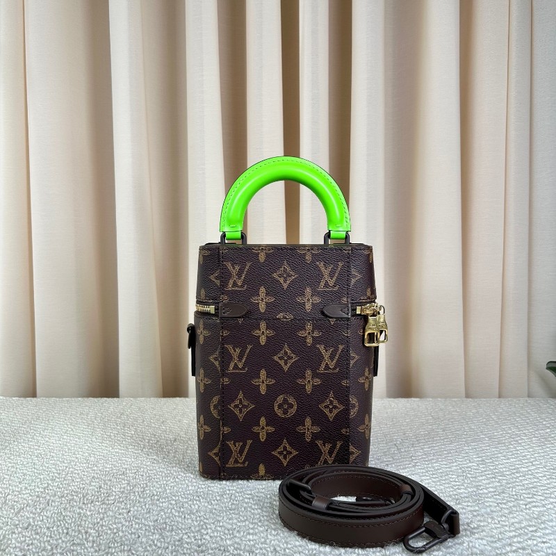 路易威登LV秀款盒子包soft trunk新款限量 有肩帶 可斜挎可單肩可手提 老花獨特設計加上綠色手柄 男女通用 芯片款-6