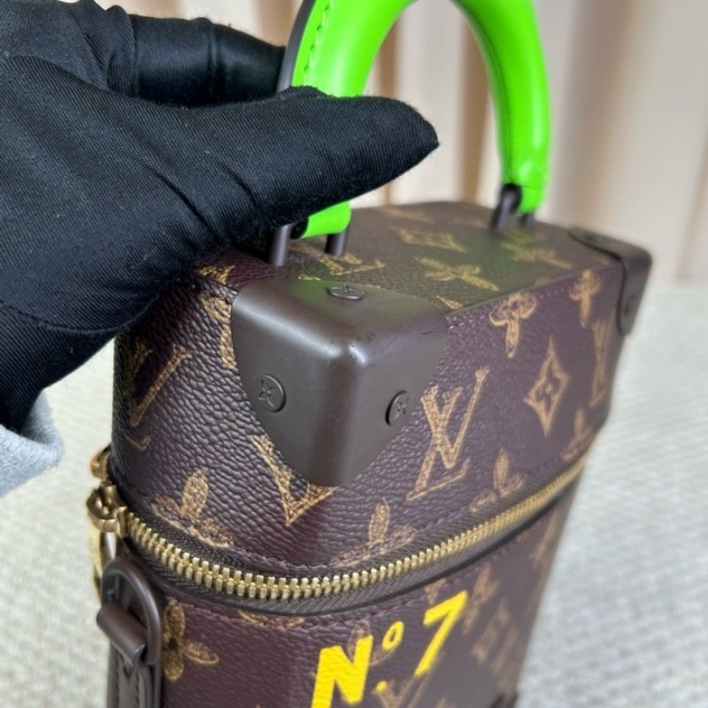 路易威登LV秀款盒子包soft trunk新款限量 有肩帶 可斜挎可單肩可手提 老花獨特設計加上綠色手柄 男女通用 芯片款-15