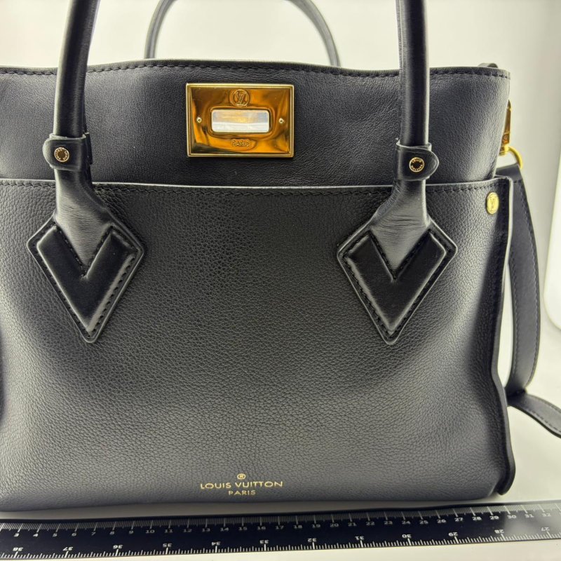 Louis Vuitton On My Side 全粒面牛皮手提包-9