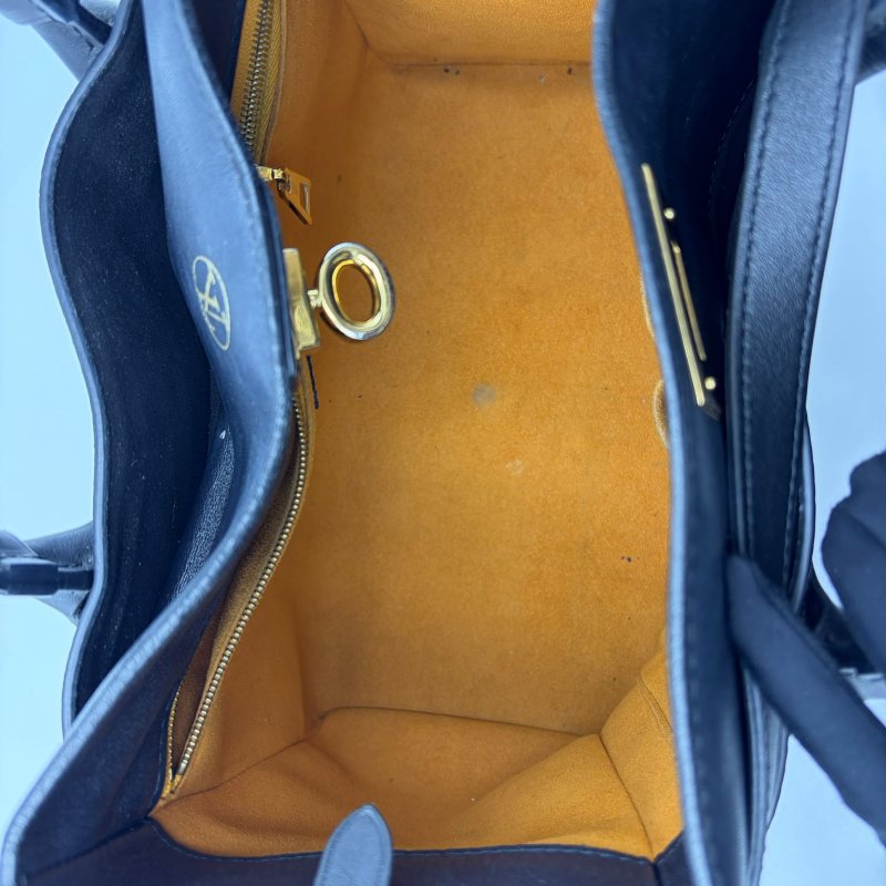 Louis Vuitton On My Side 全粒面牛皮手提包-16