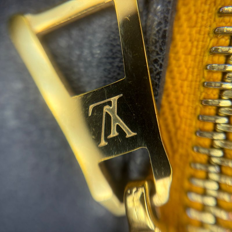 Louis Vuitton On My Side 全粒面牛皮手提包-18