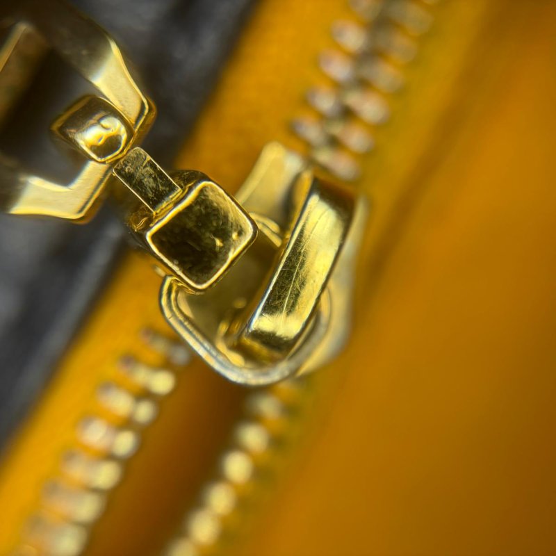 Louis Vuitton On My Side 全粒面牛皮手提包-20