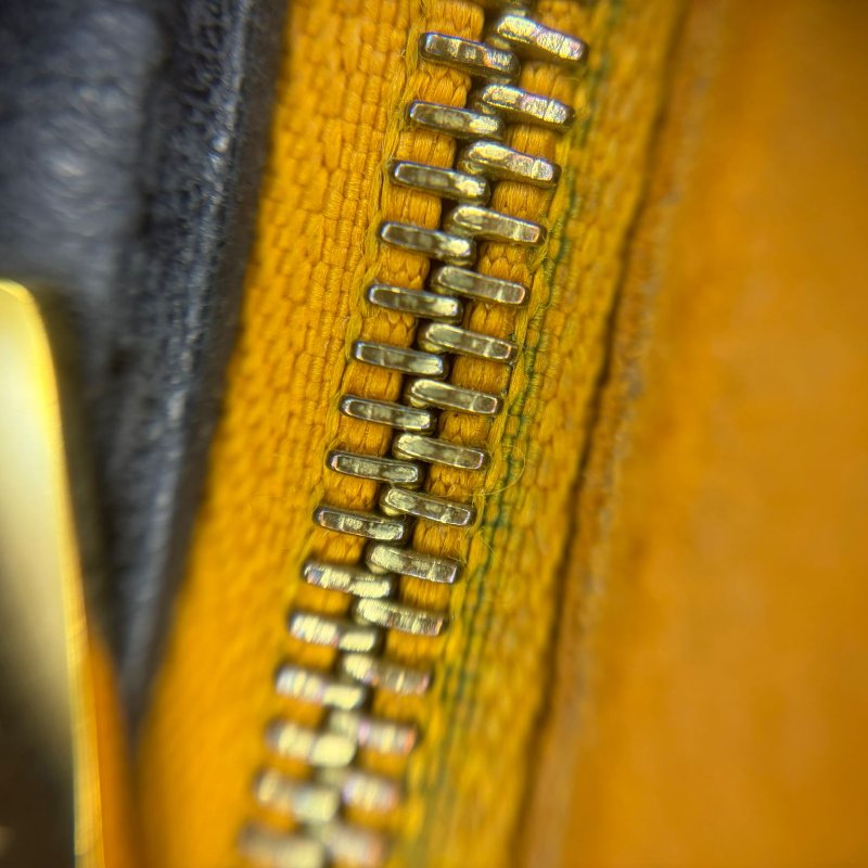 Louis Vuitton On My Side 全粒面牛皮手提包-23