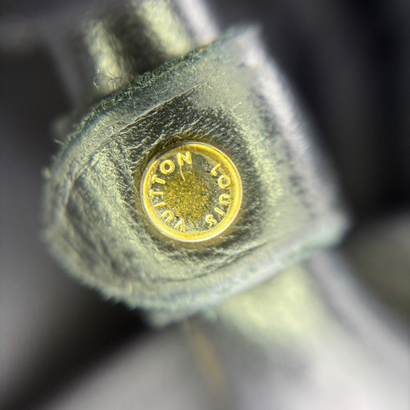 Louis Vuitton On My Side 全粒面牛皮手提包-25