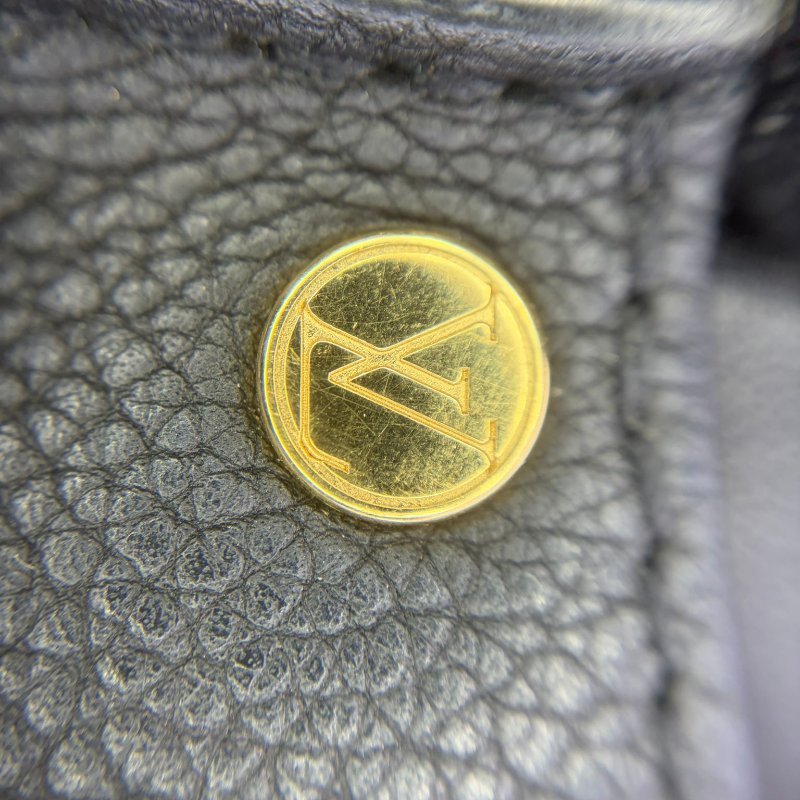 Louis Vuitton On My Side 全粒面牛皮手提包-26