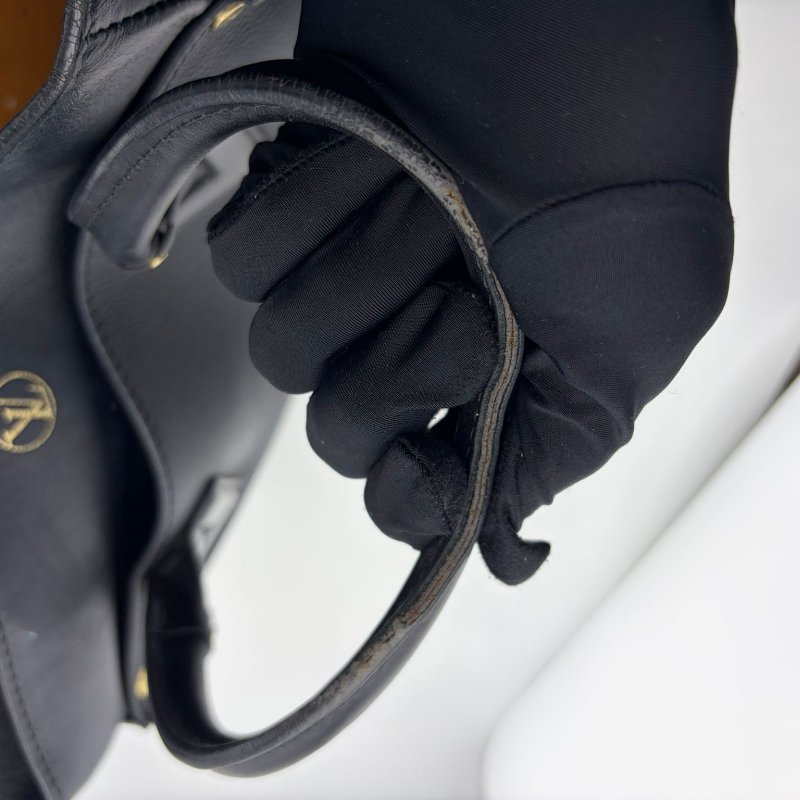 Louis Vuitton On My Side 全粒面牛皮手提包-29