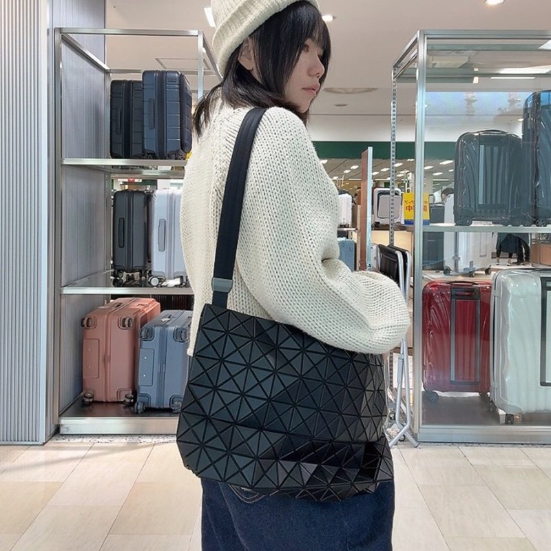 【現貨】三宅一生 BAO BAO 男款掀蓋郵差包 霧黑-0