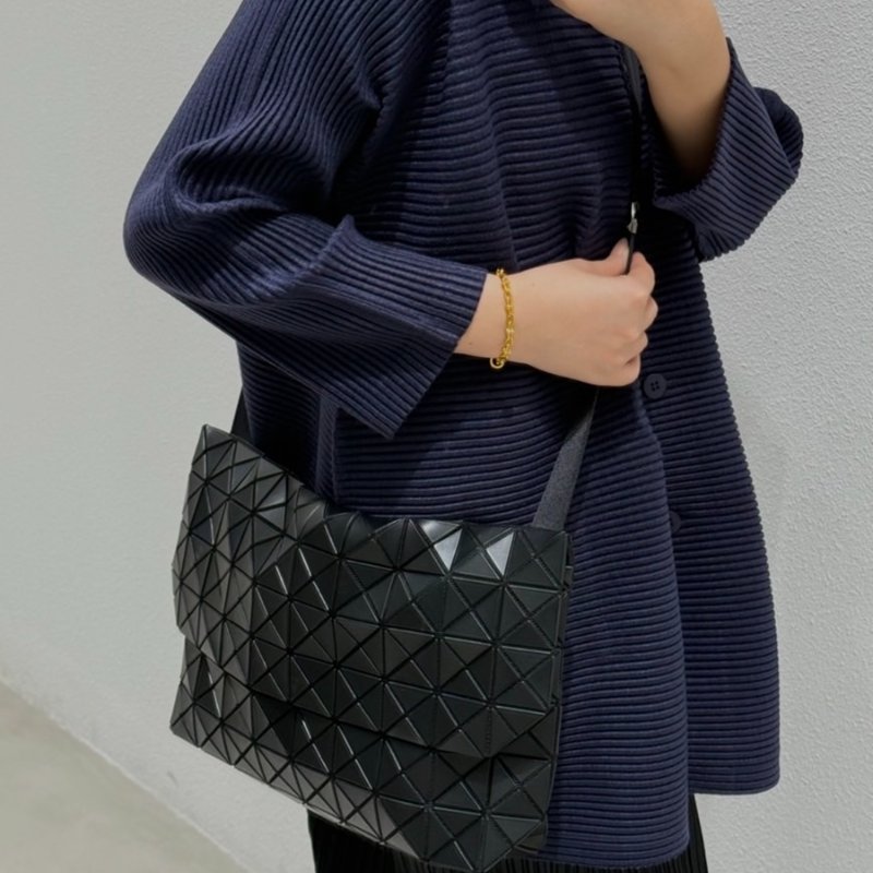 【現貨】三宅一生 BAO BAO 男款掀蓋郵差包 霧黑-1