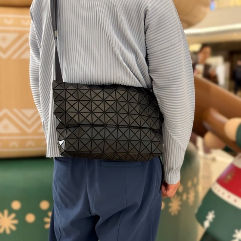 【現貨】三宅一生 BAO BAO 男款掀蓋郵差包 霧黑-2