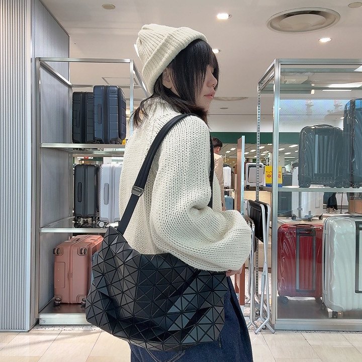 【現貨】三宅一生 BAO BAO 男款掀蓋郵差包 霧黑-3